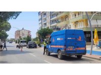 Kargo aracının açılan kapısı motosiklet sürücüsünü hastanelik etti: 1 yaralı