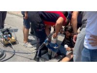 Mersin’de bacağı mazgala sıkışan genci itfaiye kurtardı