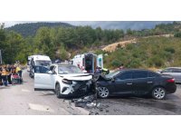 Antalya’da 2 araç kafa kafaya çarpıştı: 7 yaralı