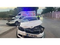 Antalya’da iki otomobil kafa kafaya çarpıştı: 1 yaralı