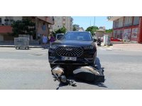 Lüks cipin çarptığı motosikletli ölümden döndü