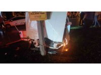 Önce park halindeki araçlara, ardından aydınlatma direğine çarparak durabildi: 1’i ağır 2 yaralı