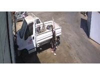 Müşterisinin bıraktığı kamyonetin kasasında parçayı bulamayan tamirci, güvenlik kameralarını izleyince şoke oldu