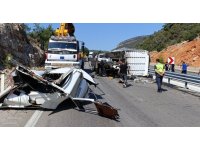 Kamyon tıra arkadan çarptı, ortalık savaş alanına döndü: 1 ölü