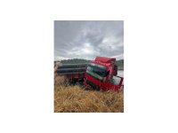 Boru yüklü tır, otoyolda bariyerlere çarpıp devrildi