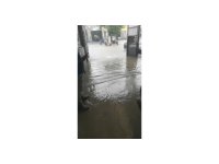 Bucak’ta sağanak yağış etkili oldu, iş yerlerini su bastı