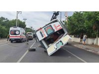 Hatay’da ambulans devrildi: 2 sağlık çalışanı yaralandı