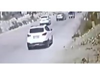 Patpat ile otomobilin çarpıştığı kazada 2 kişinin havaya uçtuğu anlar kamerada