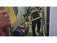 Depremzedelerin yaşadığı konteynıra giren yılan itfaiye ekipleri tarafından yakalandı