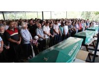 Göle düşen otomobilde hayatını kaybeden aile, gözyaşlarıyla toprağa verildi