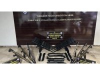 Polisten kaçıp kovalamacayla yakalanan araçtan 25 av tüfeği çıktı