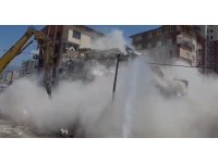 6 katlı bina iş makinesinin darbesiyle yerle bir oldu