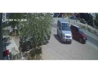 Sürücüsüz otomobil geri gitmeye başladı, bir vatandaş faciayı önledi