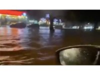 Antalya’da kısa süreli sağanak ve fırtına yolları göle çevirdi