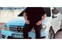 Otomobil refüjdeki direk ve ağaca çarptı: 2 ölü