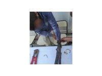 Eline kelepçe sıkışan vatandaşın yardımına itfaiye yetişti