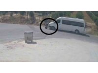 Minibüsle kafa kafaya çarpışan motosikletlinin metrelerce savrulduğu anlar kamerada