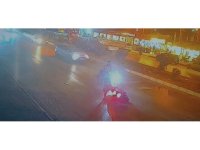 Araçtan akan yağın motosiklet sürücülerini zorladığı anlar kamerada