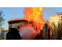 Aşırı yüklenmeyi kaldırmayan trafo alev alev yandı