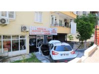 Apartman bahçesine uçan araç açık işyerine santimetreler kala durabildi