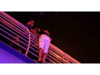 Üst geçitte eylem yapan gence, polisten telefon refleksi