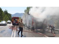 Antalya’da briket yüklü tırın dorsesi alev aldı