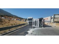 Devrilen tırdan onlarca çimento torbası yola savruldu