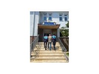 Kapısına gelen ekipleri görünce balkondan atlayıp kaçmaya çalıştı, kovalamacayla yakalandı