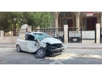 İki araç çarpıştı, savrulan pikap cami duvarını yıktı: 3 yaralı