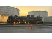 Hatay’da beton pompası taşıyan tır devrildi