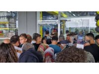 Marketteki indirim izdihamı tekmeli yumruklu kavgaya dönüştü