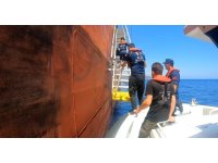 Gemide kalp krizi geçiren çalışan sahil güvenlik ekiplerince gemiden alınarak hastaneye götürüldü