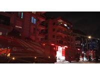 Dairede çıkan yangın apartman sakinlerini sokağa döktü