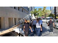 Tadilattaki bankanın iskelesi çöktü, facianın eşiğinden dönüldü