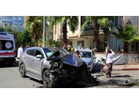 İki otomobil kavşakta çarpıştı, sürücüler hava yastığı sayesinde kazayı sıyrıklarla atlattı