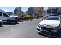 Antalya’da 3 araçlı zincirleme kaza: 2 yaralı