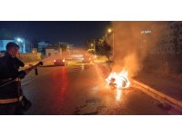 Seyir halindeki motosiklet alev aldı