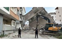 Yıkımı yapılan 5 katlı bina, vatandaşlarını yaşadığı binanın üzerine devrildi