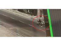 Hatay’da 2 motosikletin çarpışması güvenlik kamerasına yansıdı