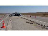 Burdur’da otomobil, refüj yapımı için bırakılan bordür taşı yığınına çarptı: 2 ölü, 1 yaralı