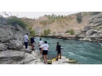 23 yaşındaki gencin kaybolduğu ırmakta havanın kararması ile arama çalışmalarına ara verildi