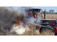 Tarlada çalışan traktör alev alev yandı