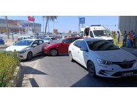 Kaza yapan iki otomobil, kırmızı ışıkta bekleyen araca çarptı: 3 yaralı