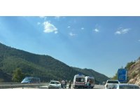 Isparta’da otomobil bariyerlere çarptı: 1’i bebek 4 yaralı