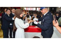 Mezun olan polis tören sonrası sevgilisine evlenme teklifi etti