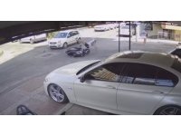 Motosikletiyle otomobile çarpıp metrelerce sürüklendi