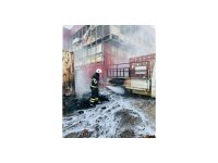 Antakya’da kamyonette başlayan yangın malzeme dolu konteynıra sıçradı