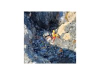 Kayalıklardan düşen yaşlı adam yaralandı