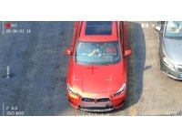 Babasının yanında araç kullanan çocuk drona yakalandı