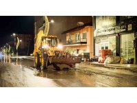 Burdur’da etkili olan sağanak yağış nedeniyle yollar göle döndü